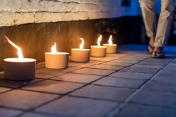 Geuren|ohgreen Tuinkaars in ronde terracotta schaal wit 11u - zwart