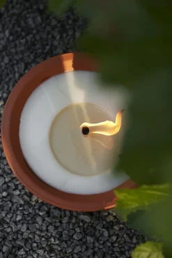 Kaarsen|ohgreen Tuinkaars Royal flame in terracotta schaal 13u - ivoor