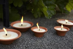 Kaarsen|ohgreen Tuinkaars Royal flame in terracotta schaal 13u - ivoor