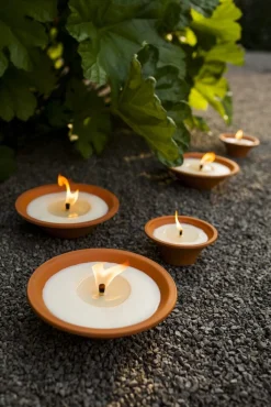 Kaarsen|ohgreen Tuinkaars Royal flame in terracotta schaal 13u - ivoor