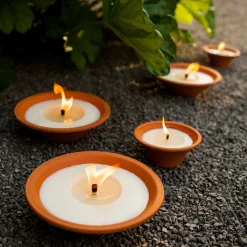 Kaarsen|ohgreen Tuinkaars Royal flame in terracotta schaal 13u - ivoor