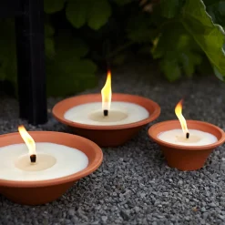 Kaarsen|ohgreen Tuinkaars Royal flame in terracotta schaal 13u - ivoor