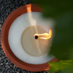 Kaarsen|ohgreen Tuinkaars Royal flame in terracotta schaal 13u - ivoor